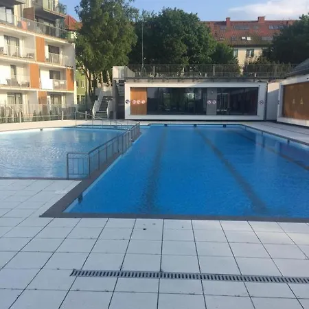 Feniks Apartament, Podczele